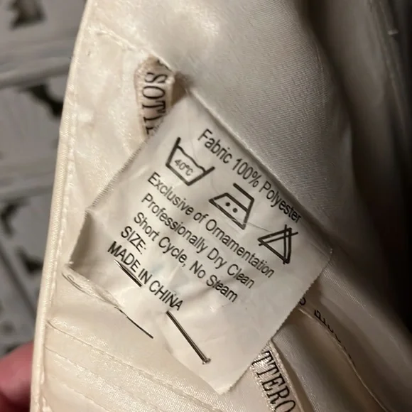 👰‍♀️HOST PICK👰‍♀️ WHITE SILKY SMOOTH WITH LACE & TRAIN WEDDING DRESS GOWN - Picture 16 of 16